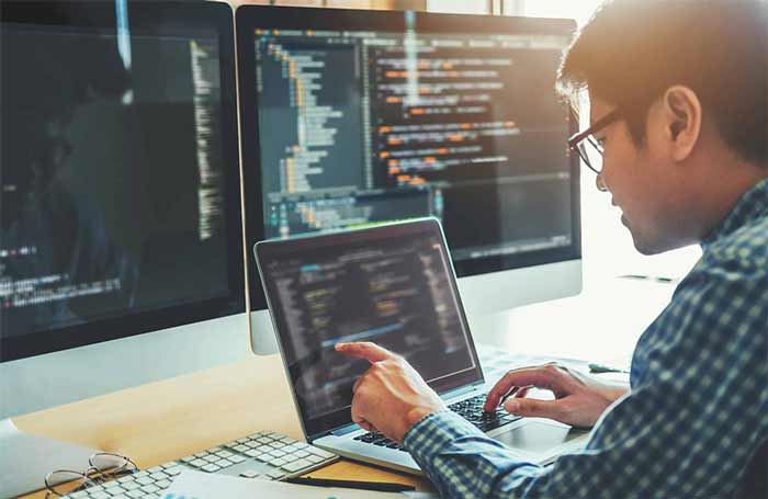 در حال کار با لپ تاپ 